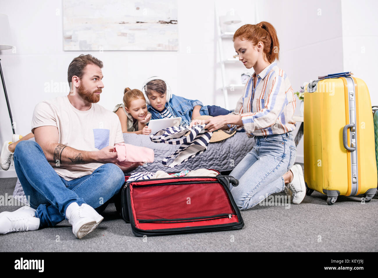 Костя вместе с семьей отправился в путешествие. Семья собирается в путешествие. Семья с чемоданами. Семья собирает чемоданы. Путешествие с семьей.