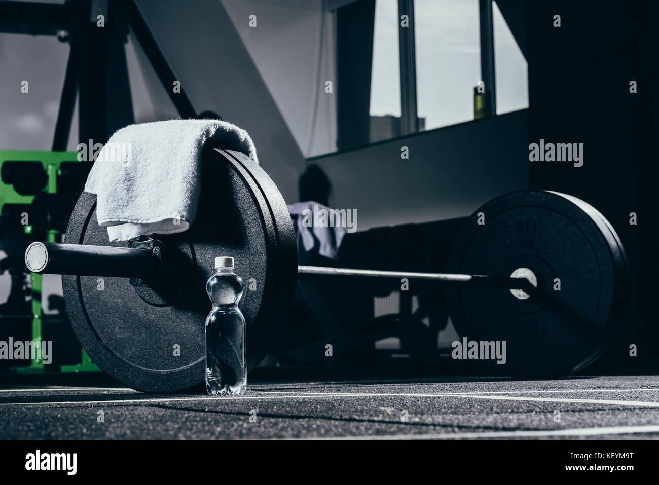 Штанга на полу. Штанга на полу. Тяжелая атлетика штанга. Штанга и гантели. Становая тяга.