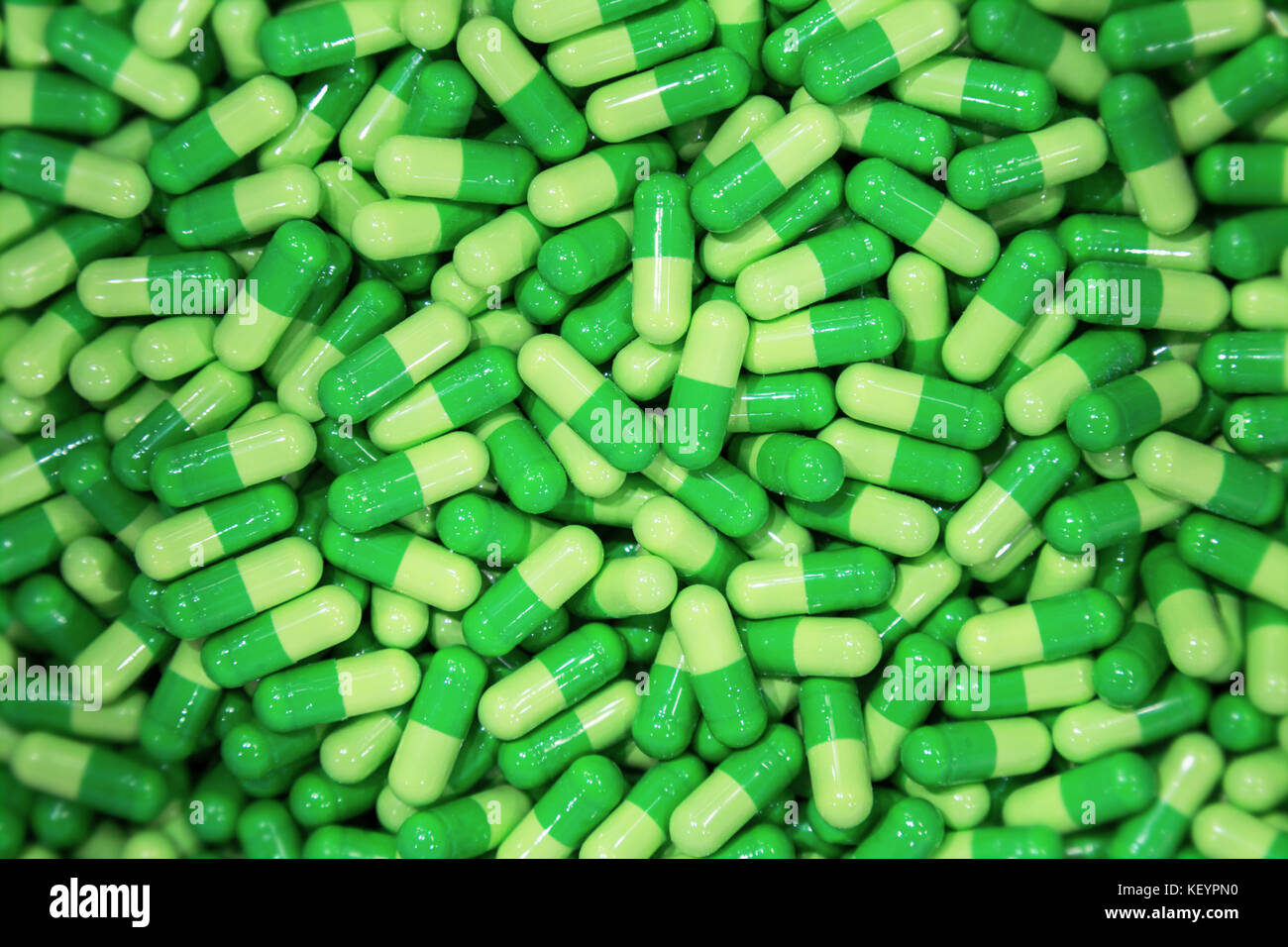 Зеленые антибиотики. Зеленые капсулы. Таблетки зеленого цвета. Зеленые капсулы таблетки. Препарат в зеленых капсулах.
