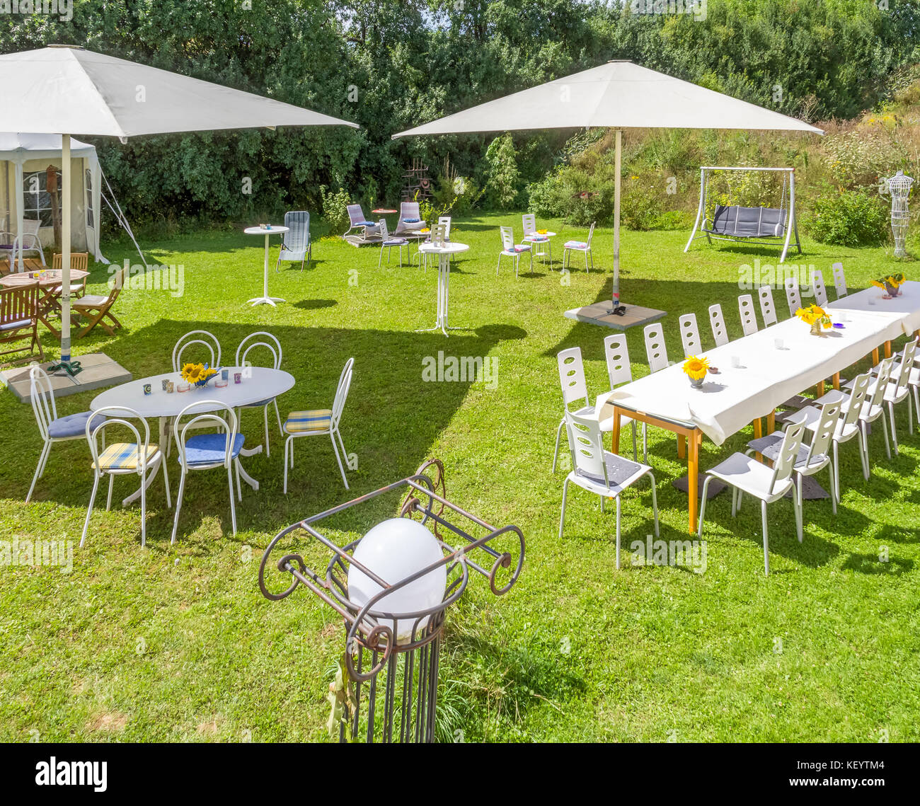 Parasol garden party hi-res stock photography and images - Alamy