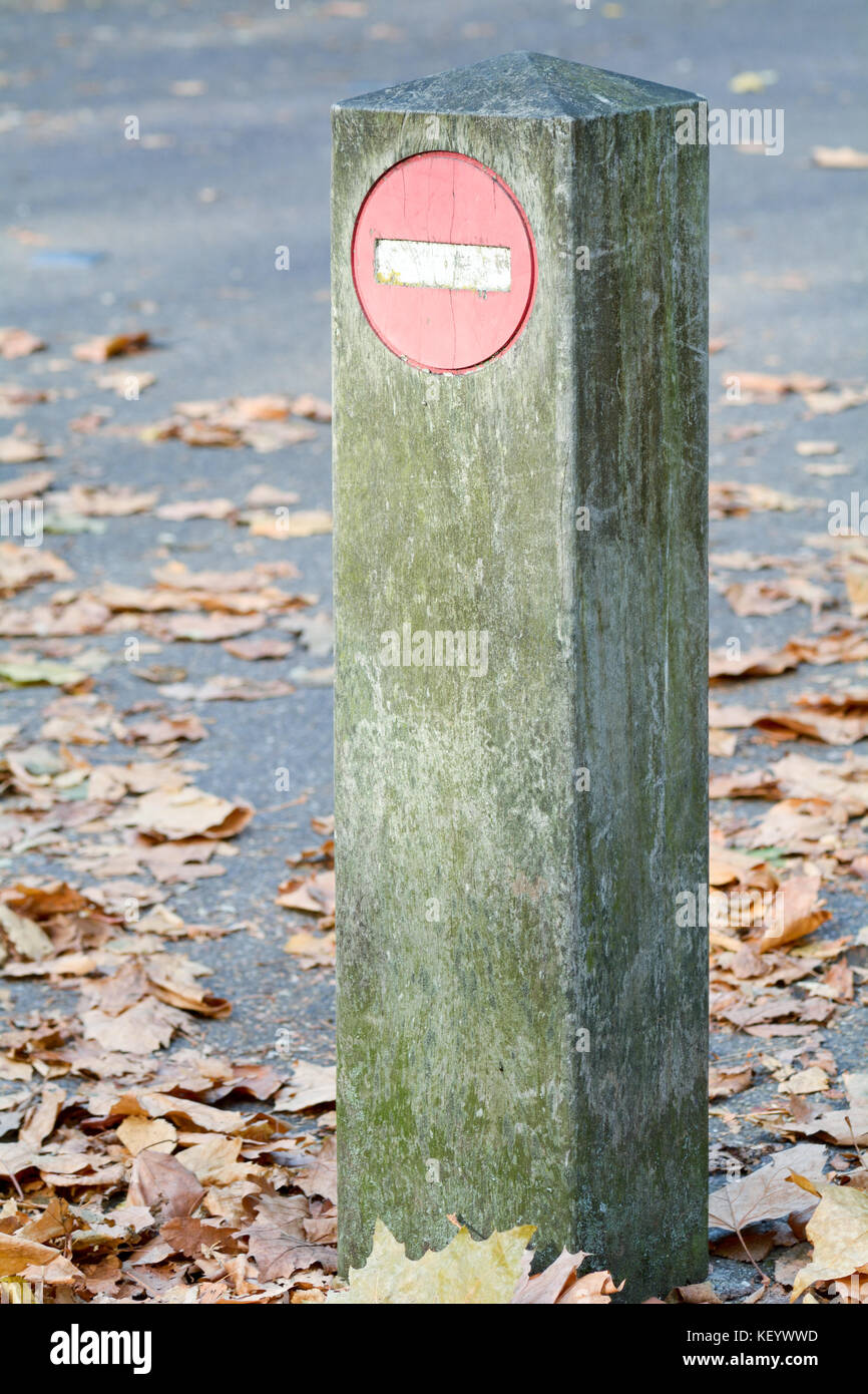 No entry sign painted on wooden post to stop drivers advancing up driveway Stock Photo