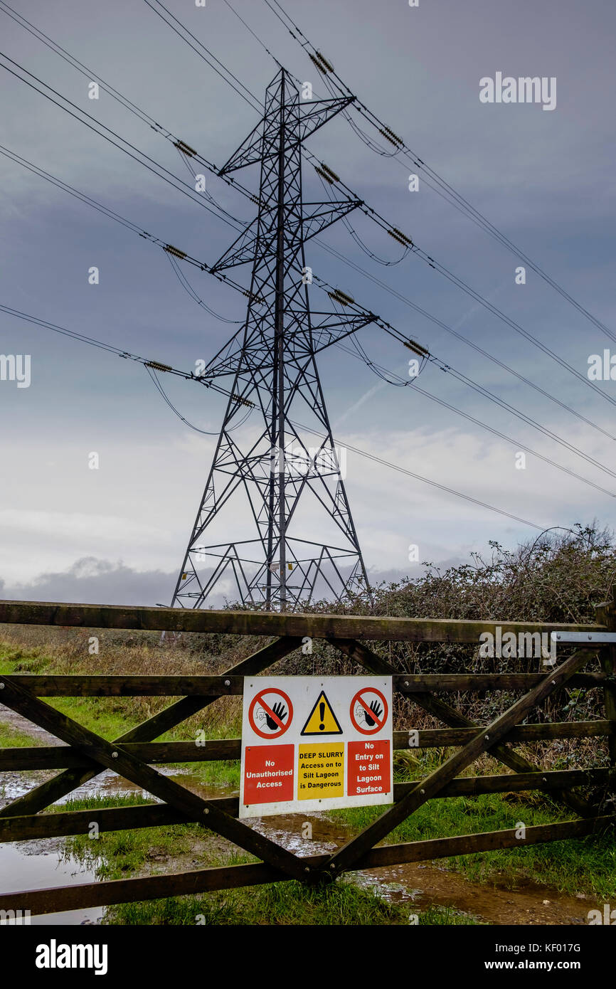 PYLONS AT OLDBURY POWER STATION.Gloucestershire, England UK Stock Photo