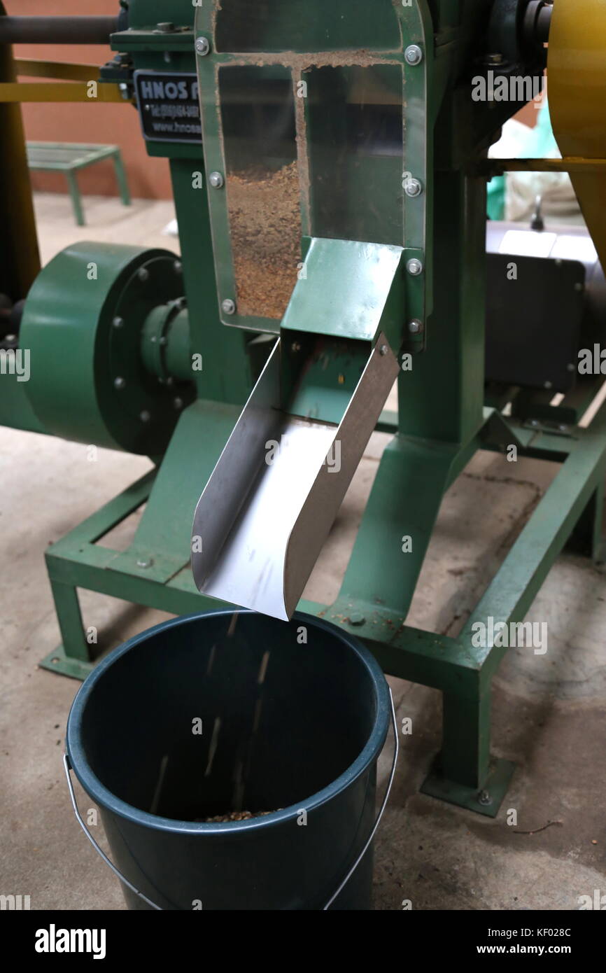 Coffee bean dehusking machine, El Trapiche (Sugar Mill) farm tour, near