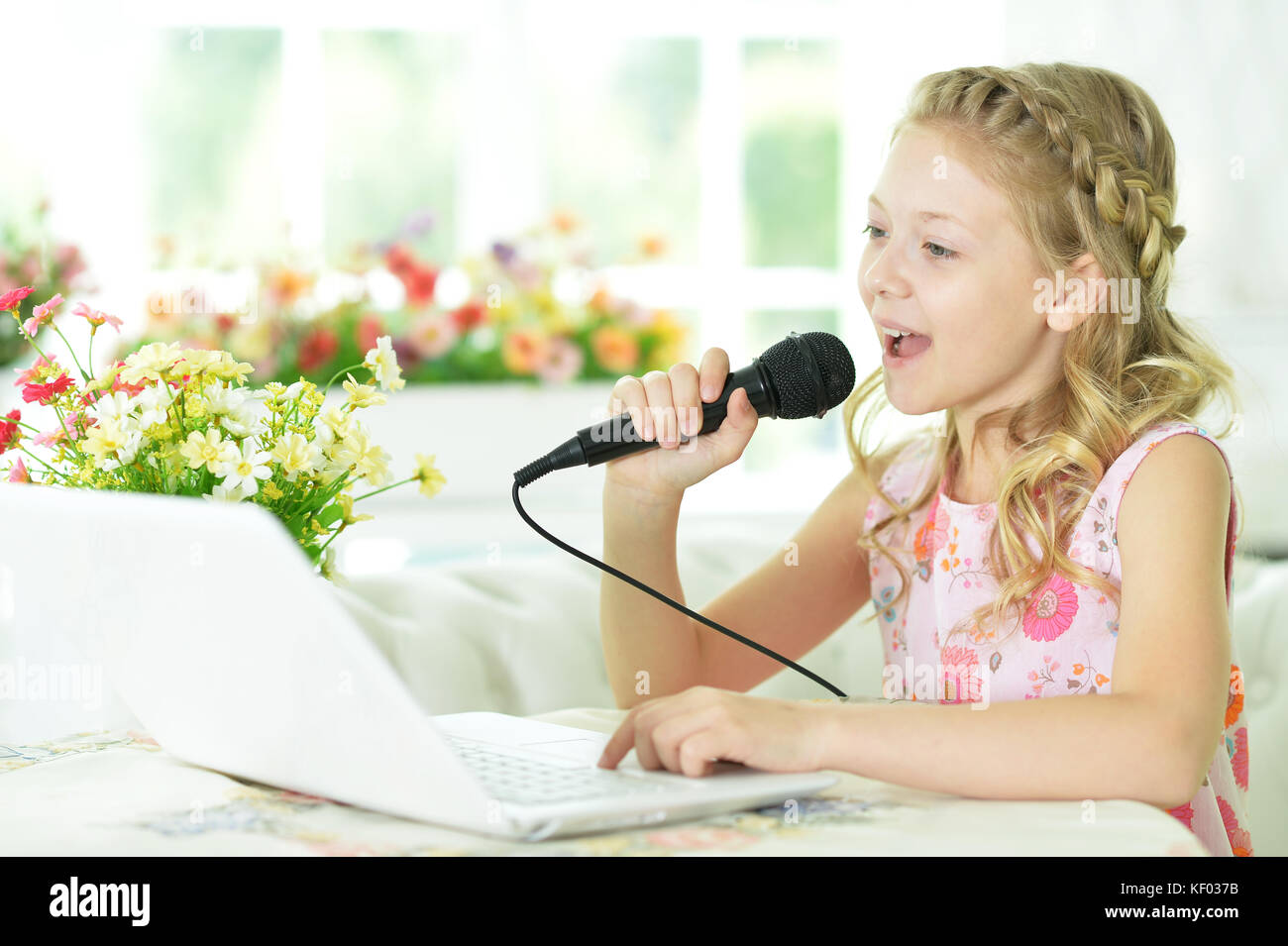 girl singing karaoke Stock Photo Alamy