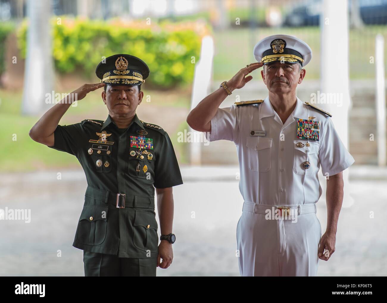Filipino Armed Forces Chief of Staff Eduardo Ano (left) and U.S. Pacific Command (PACOM) Commander Harry Harris salute during an honors ceremony at the Camp H.M. Smith PACOM Headquarters September 28, 2017 in Aiea, Hawaii. Stock Photo