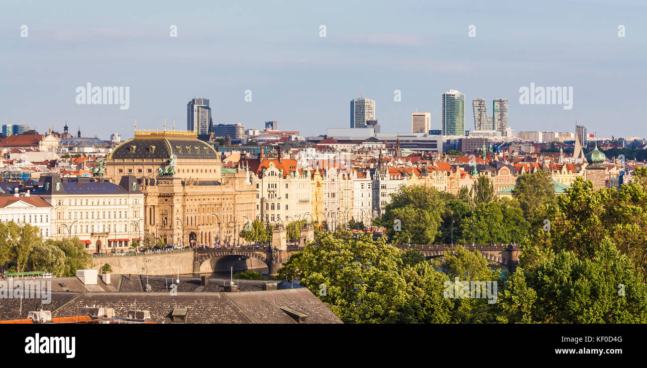 Tschechien, Prag, Stadtansicht, Nationaltheater und Häuser am Moldau-Ufer, Bürogebäude, Hochhäuser, Skyline Stock Photo