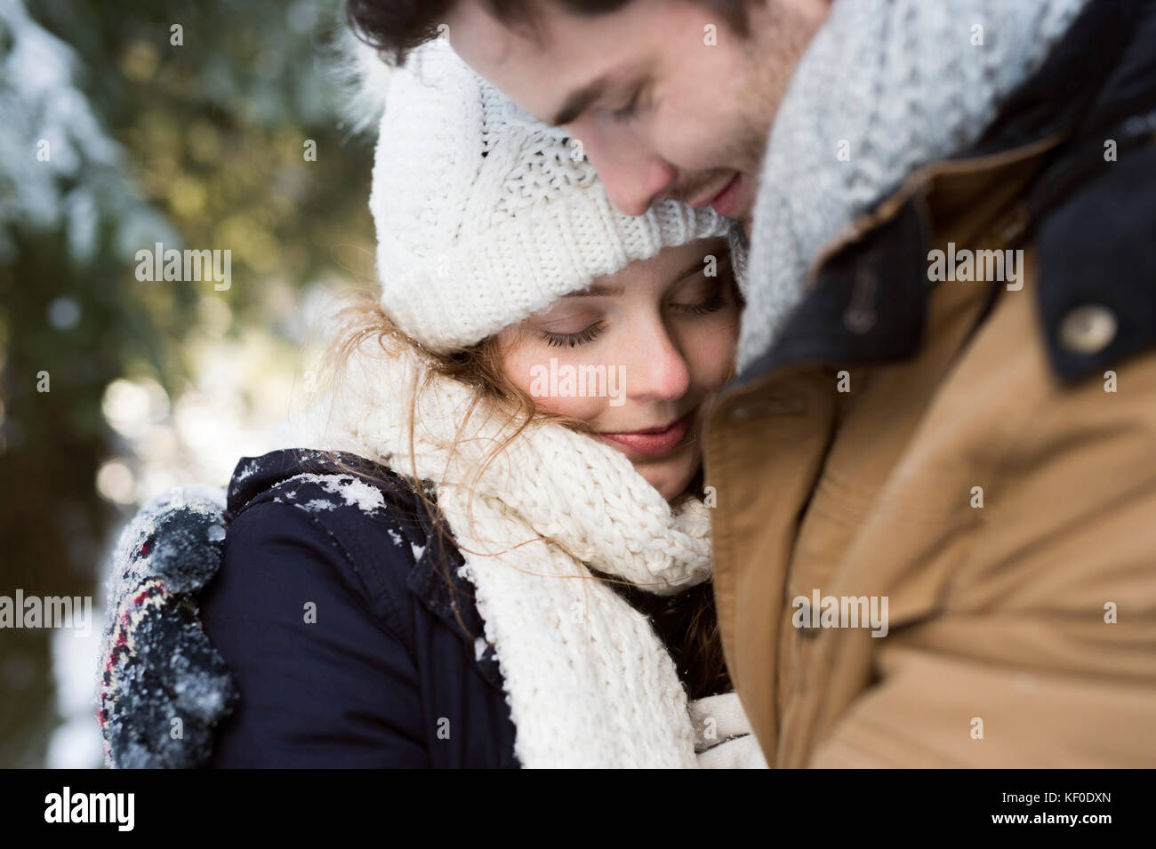 Happy young couple in winter Stock Photo - Alamy