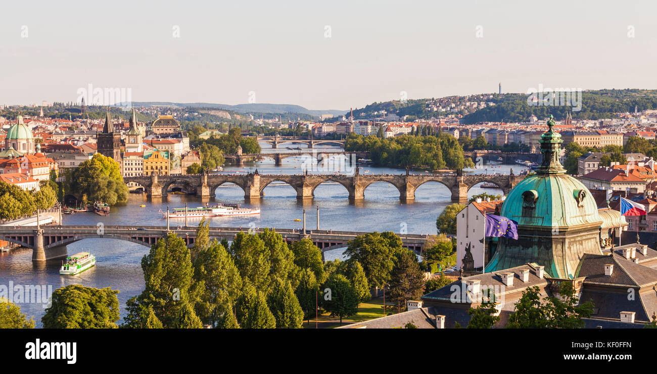 Tschechien, Prag, Moldau, Stadtansicht, Blick auf die Altstadt und die Kleinseite, Karlsbrücke, Brücken, Ausflugsboote, Schiffe, Panorama Stock Photo