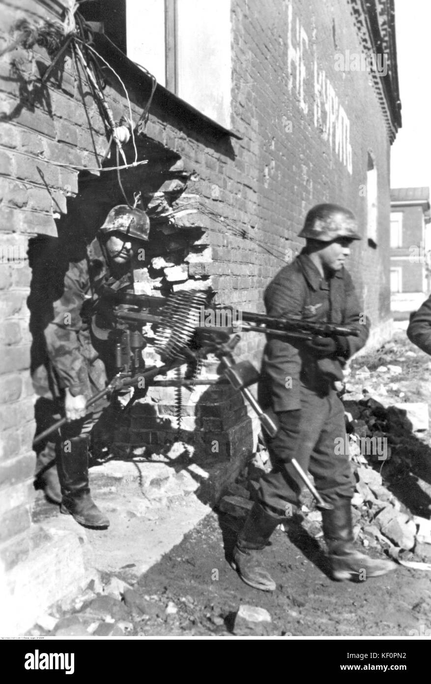 Luftwaffe soldiers with MG 34, Soviet Union 1943 Stock Photo