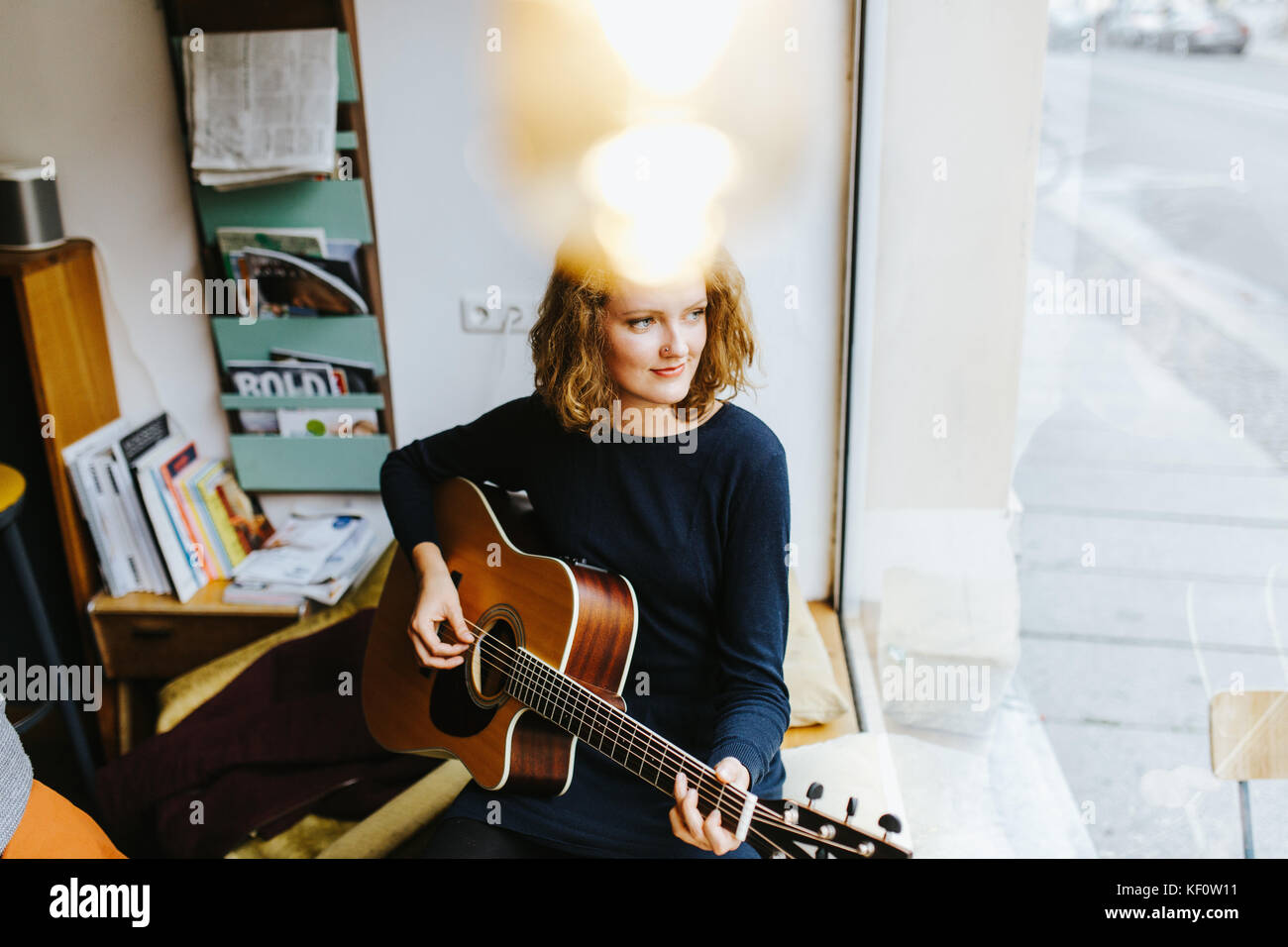 Blonde female singer hi-res stock photography and images - Alamy