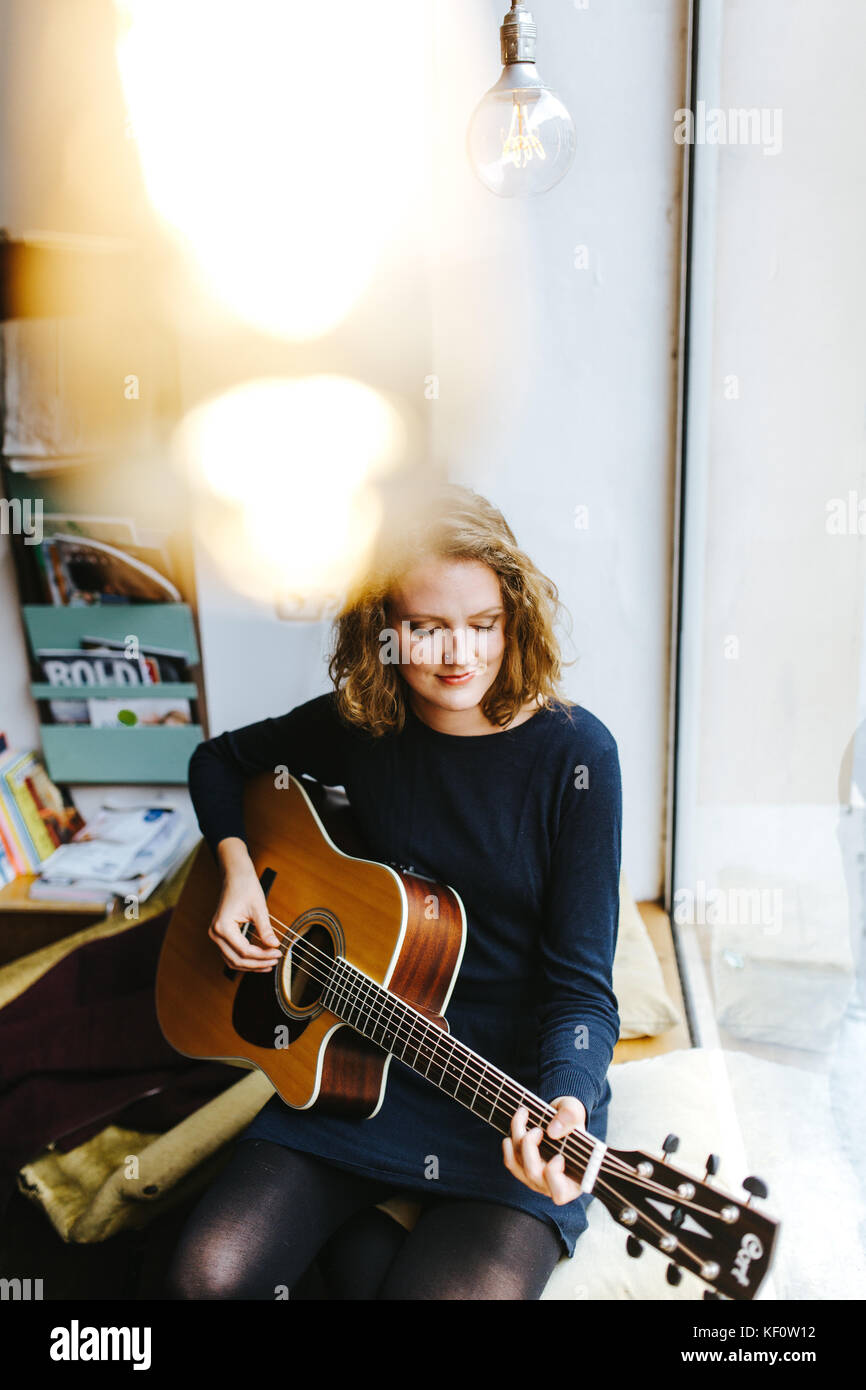 blonde female singer playing a song Stock Photo - Alamy