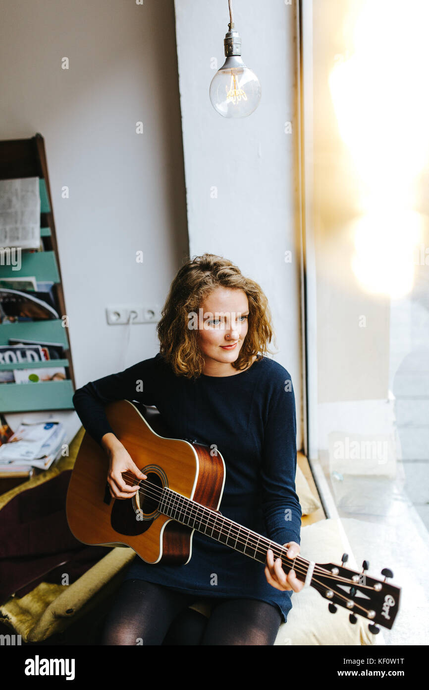 Blonde female singer hi-res stock photography and images - Alamy