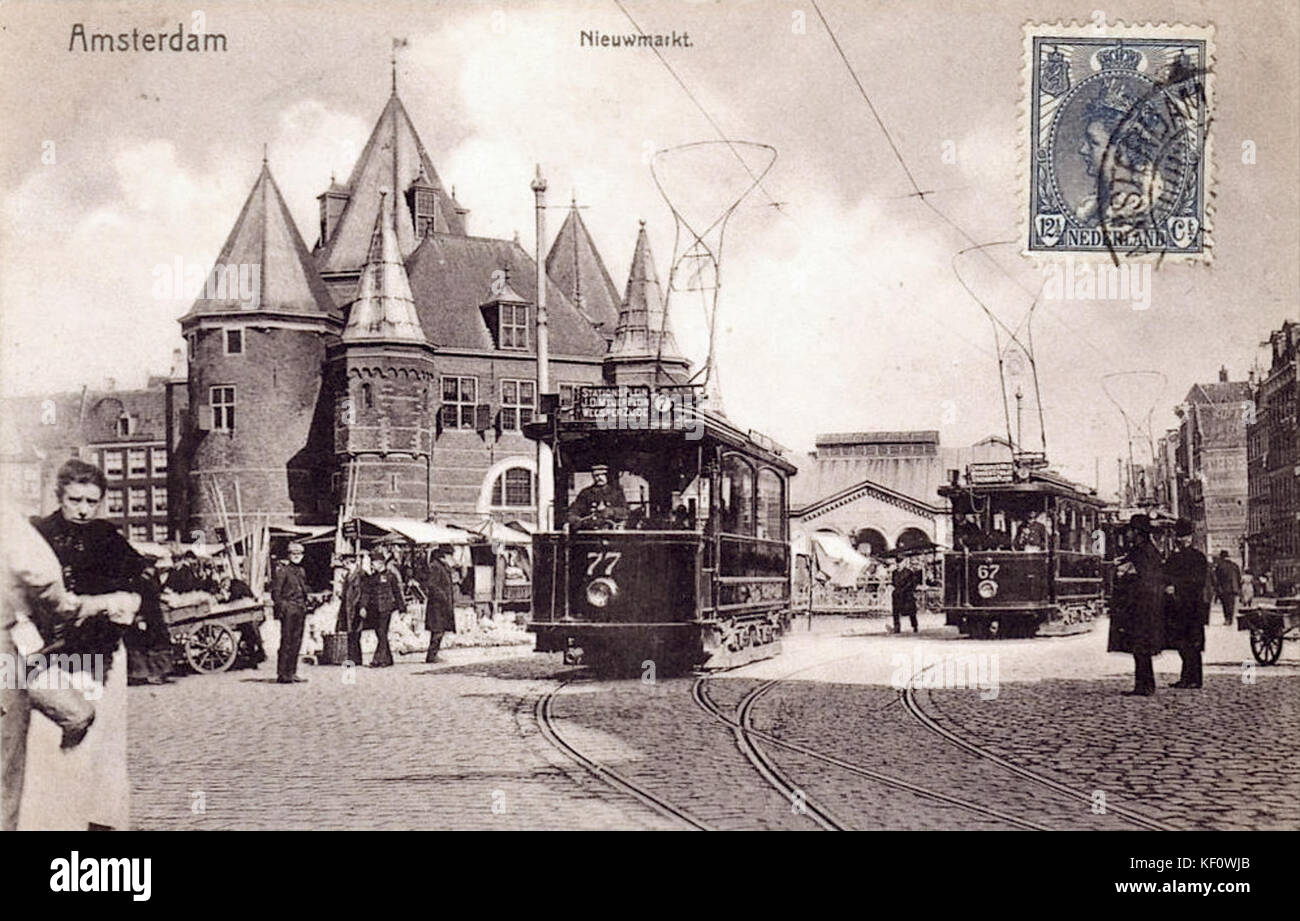 Nieuwmarkt met tramwagens 77 en 67, Amsterdam (ansichtkaart) Stock Photo