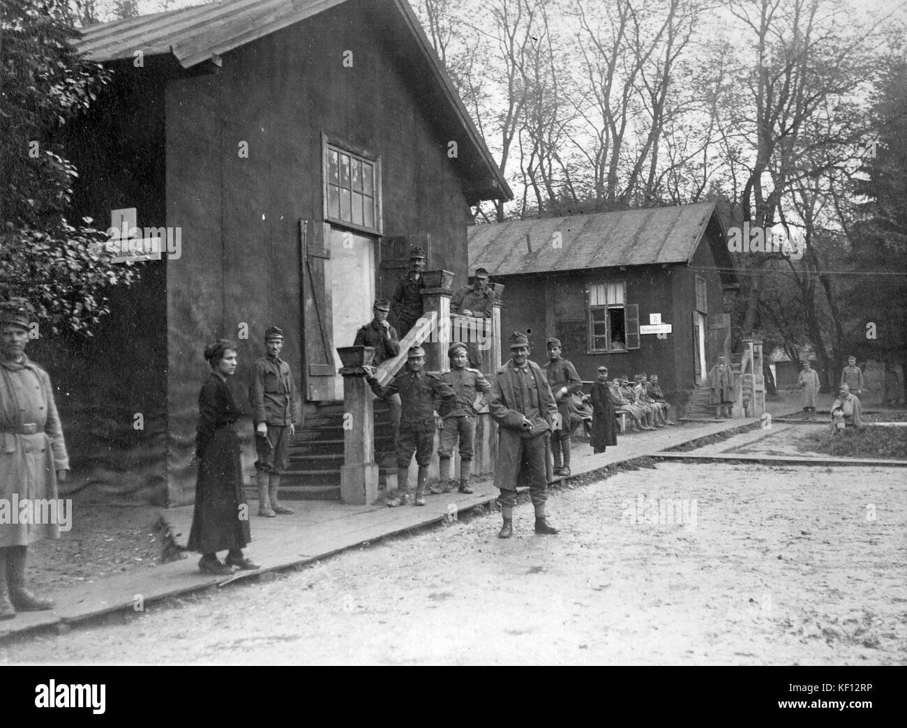 First World War, soldier, men, uniform, woman, yard  14304 Stock Photo