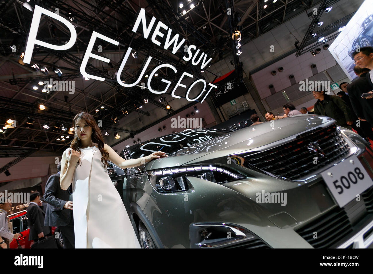 Tokyo, Japan. 25th Oct, 2017. A model poses for a photograph next to the new Peugeot 5008 SUV vehicle during the 45th Tokyo Motor Show 2017 in Tokyo Big Sight on October 25, 2017, Tokyo, Japan. Tokyo Motor Show 2017 will showcase new mobility solutions from over 153 Japanese and overseas automakers. The exhibition is open to the public from October 26 to November 5. Credit: Rodrigo Reyes Marin/AFLO/Alamy Live News Stock Photo