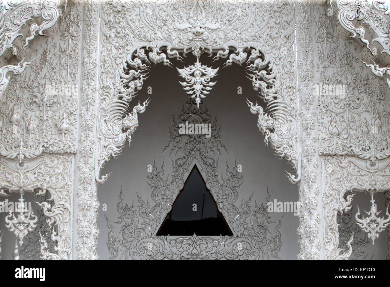 Chiang Rai, Thaliand. 25th Oct, 2017. Preparations are under way to celebrate the royal cremation ceremony of His Majesty the King Bhumibol Adulyadej. Wat Rong Khunor better known as the White Temple uses pieces of glass in the plaster, sparkling in the sun. The white color signifies the purity of the Buddha, while the glass symbolises the Buddha’s wisdom and the Dhamma, the Buddhist teachings. Credit: Paul Quezada-Neiman/Alamy Live News Stock Photo