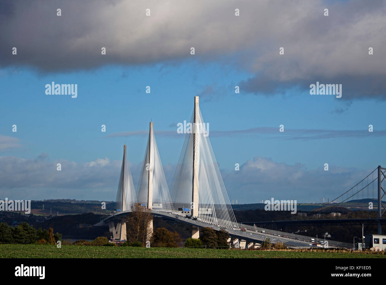 Edinburgh, South Queensferry, Scotland, UK. 25th Oct, 2017. UK Weather. Moody skies with wind keeping the clouds moving and sunshine around the new Queensferry Crossing. Stock Photo