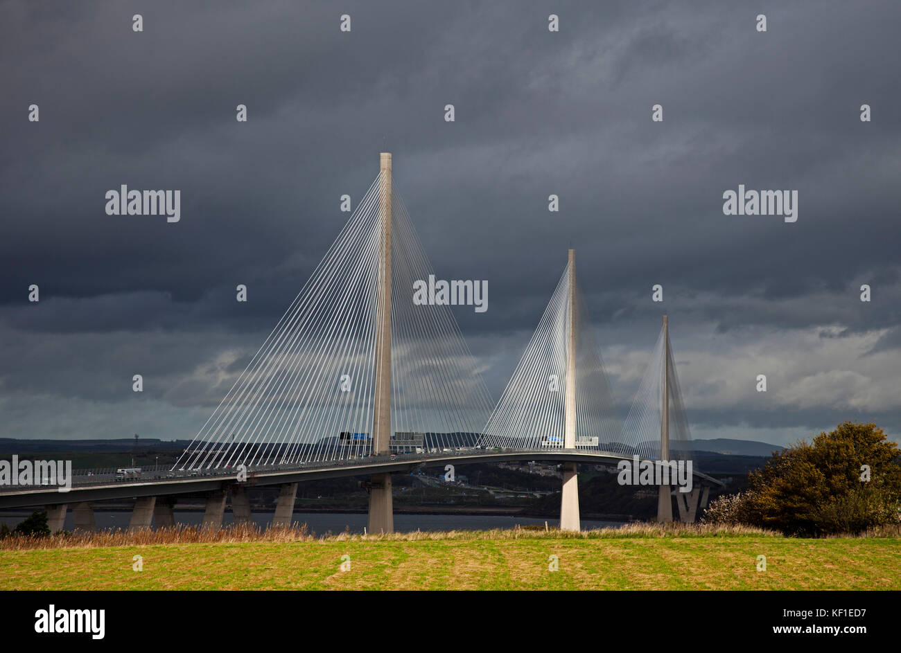 Edinburgh, South Queensferry, Scotland, UK. 25th Oct, 2017. UK Weather. Moody skies with wind keeping the clouds moving and sunshine around the new Queensferry Crossing. Stock Photo