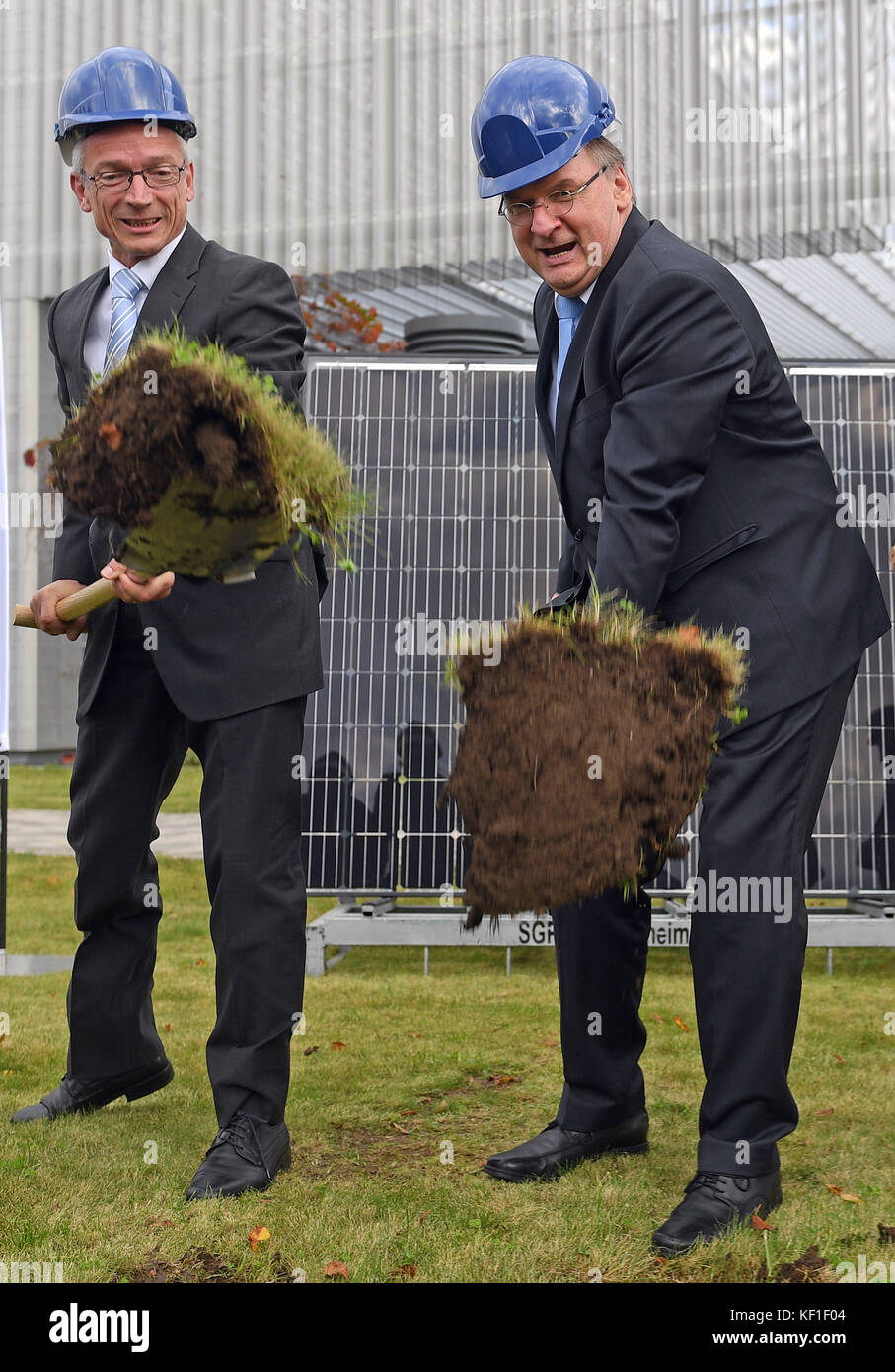 Halle/Saale, Germany. 25th October, 2017. Peter Dold (L) from the Fraunhofer Centre for Silicon Photovoltaics (CSP) and the Premier of the state of Saxony-Anhalt, Reiner Haseloff, performing a symbolic ground breaking ceremony for a new photovoltaic facility in the grounds of the Fraunhoger CSP in Halle/Saale, Germany, 25 October 2017. The new facility will consist of 358 photovoltaic modules. The Fraunhofer Centre for Silicon Photovoltaics is also celebrating its 10th anniversary. Photo: Hendrik Schmidt/dpa-Zentralbild/dpa/Alamy Live News Stock Photo