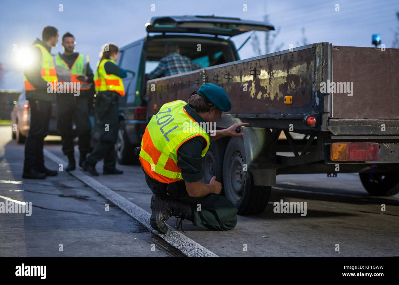 Police and customs officers inspecting the general condition of a van from Poland during a large-scale operation along Autobahn 6 (A6)near Bad Rappenau, Germany, 25 October 2017. The focus of the operation were drug related crimes, smuggling and the general condition of the vehicles. (The licence plates were made unrecognisable due to personal privacy concerns) Photo: Christoph Schmidt/dpa Stock Photo