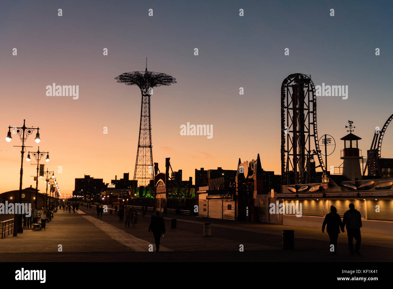 Couple at coney island hi-res stock photography and images - Alamy