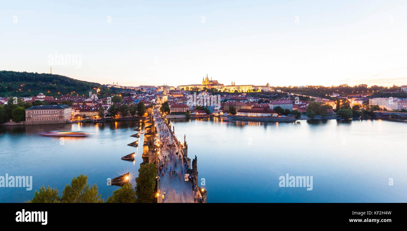 Tschechien, Prag, Stadtansicht, Kleinseite, Moldau, Hradschin, Hrad, Burg, Karlsbrücke, Ausflugsboote, Skyline, Panorama Stock Photo