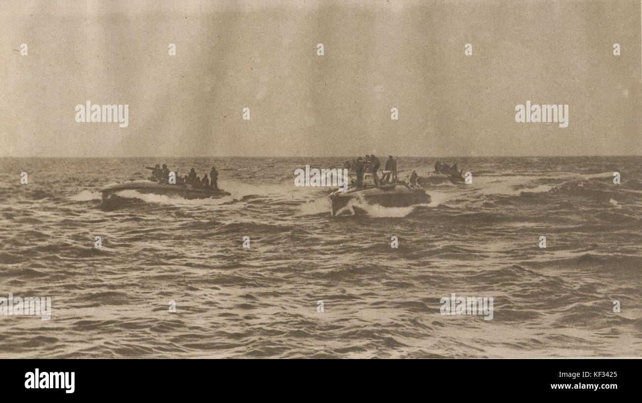 Vedettes rapides italiennes faisant la chasse aux sous marins dans l'Adriatique en 1917 Stock Photo