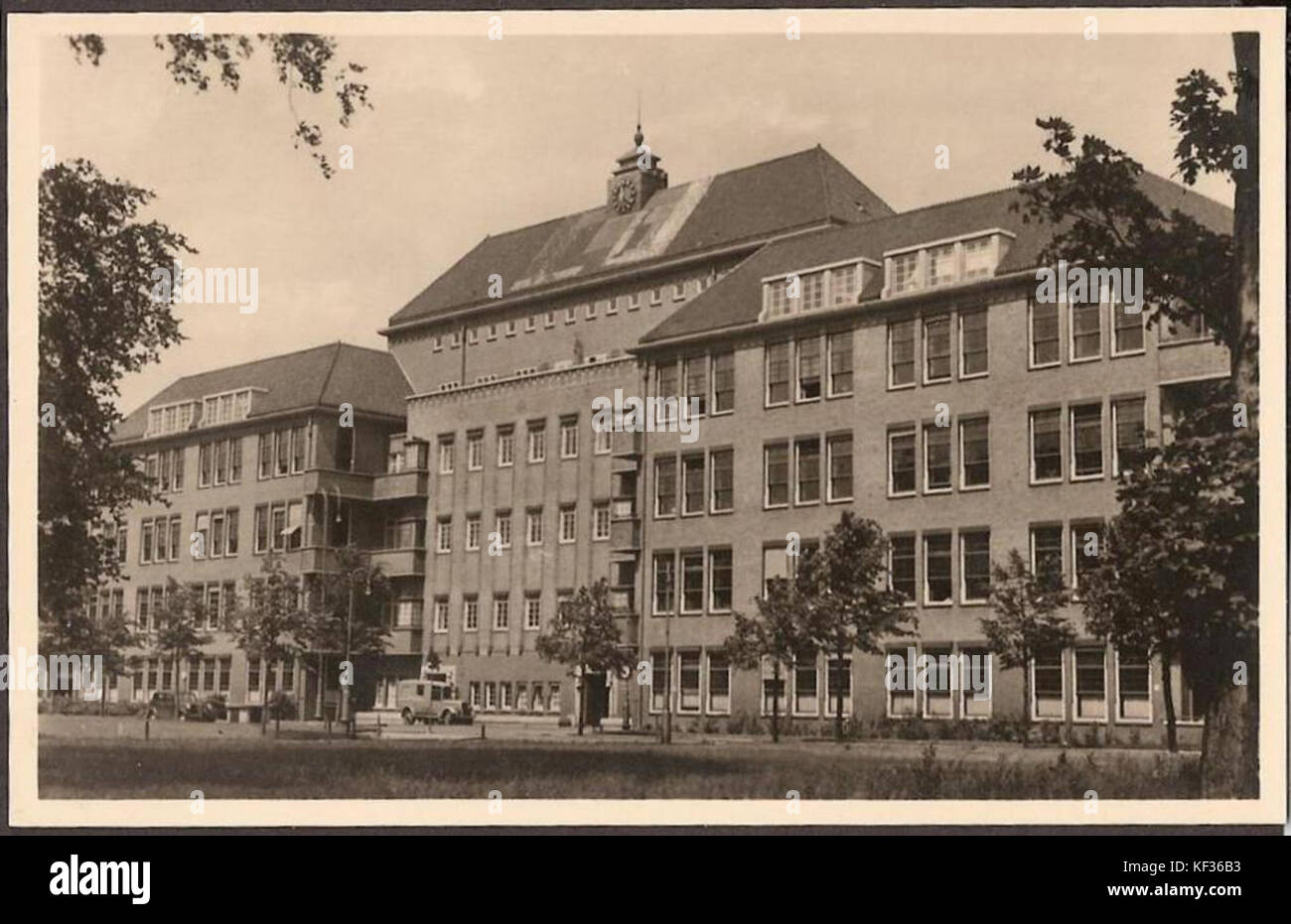 Wilhelmina Gasthuis   Chirurgische Kliniek   met oude Ziekenauto , Amsterdam (ansichtkaart) Stock Photo