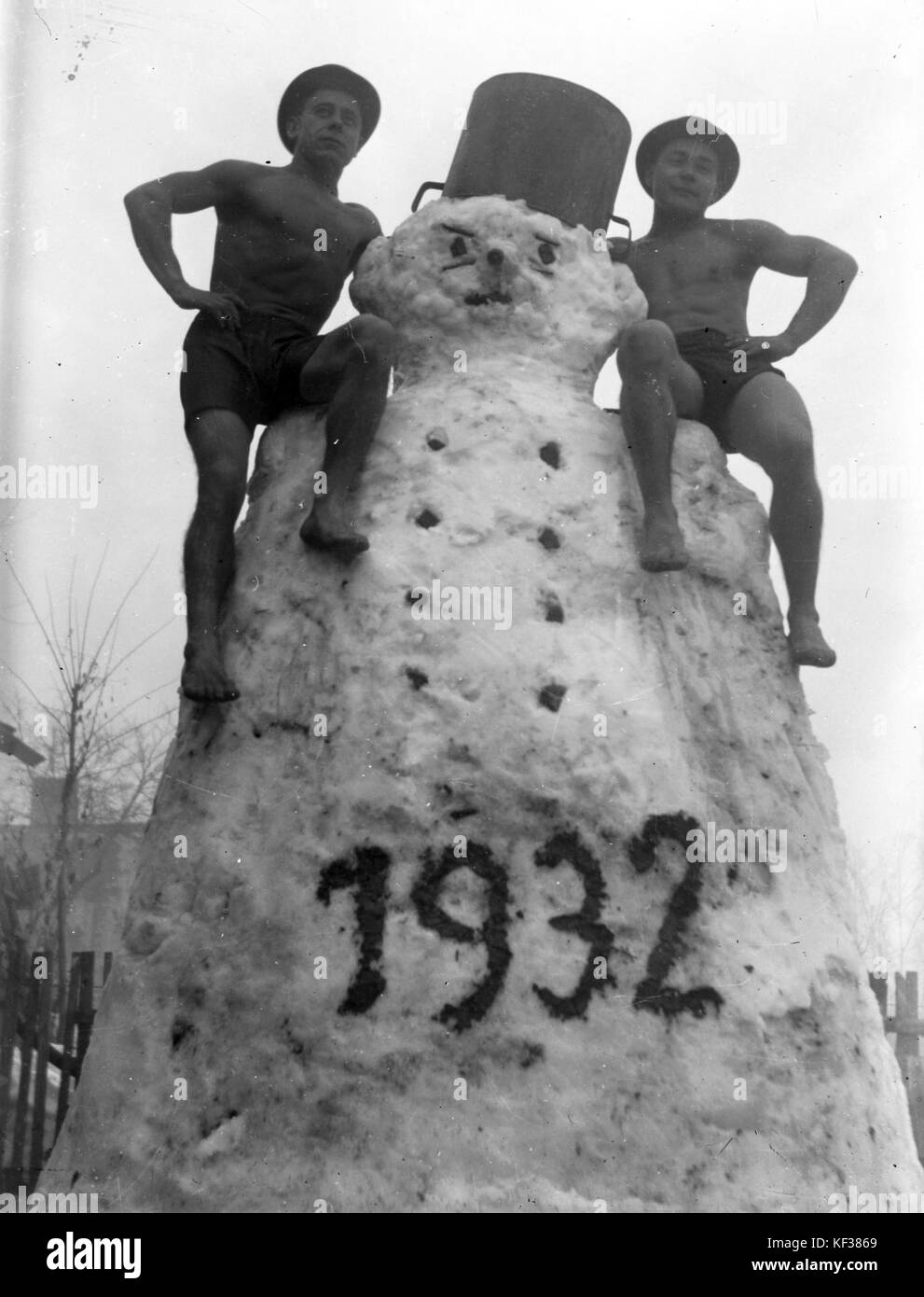 Snowman, New Year's Eve, jesting, pot  25040 Stock Photo