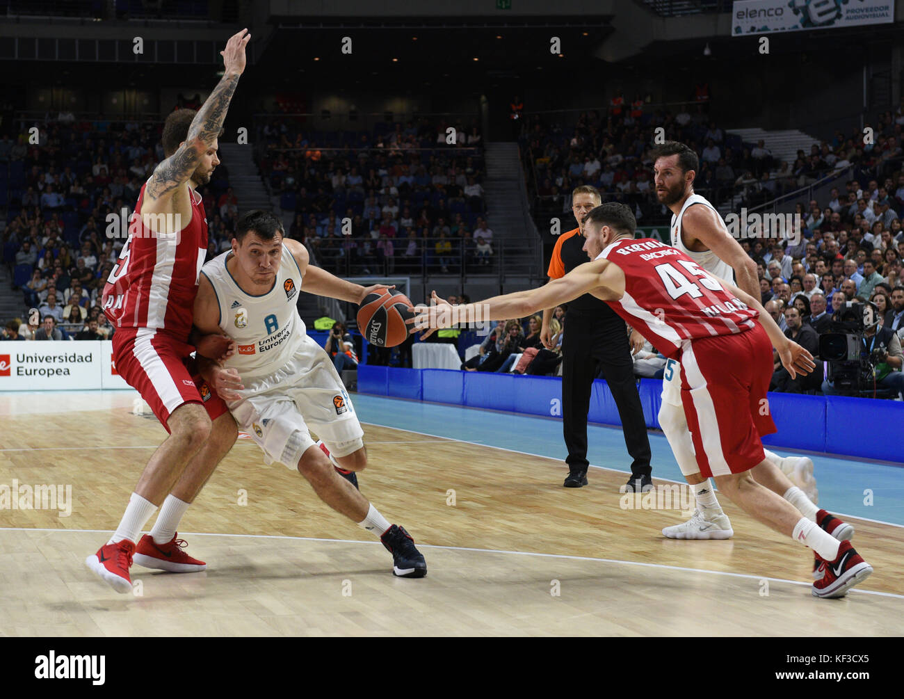 Madrid, Spain. 24th Oct, 2017. Jonas Maciulis (C) #8 of Real Madrid in action during the Euroleague basketball match between Real Madrid and AX Armani Exchange Olimpia Milan at WiZink center in Madrid. Credit: Jorge Sanz/Pacific Press/Alamy Live News Stock Photo