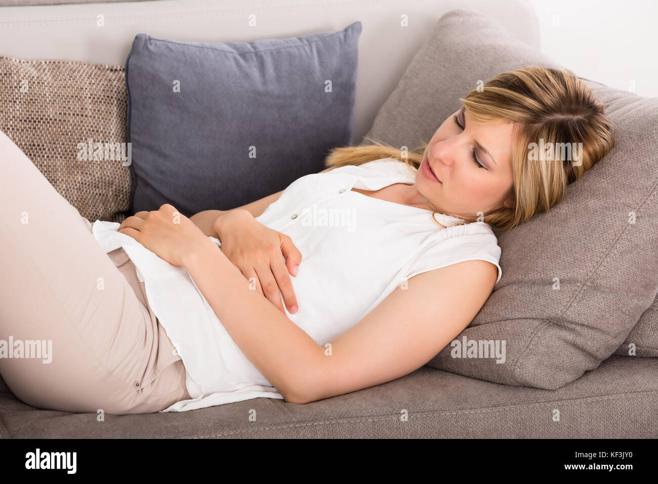 круглый животик. живот девушки. крутит живот перед. запоры. женский животик.