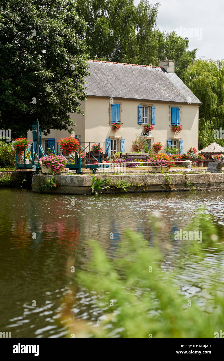The Canal Lock Keepers cottage in Rohan on the Nantes Brest Canal in