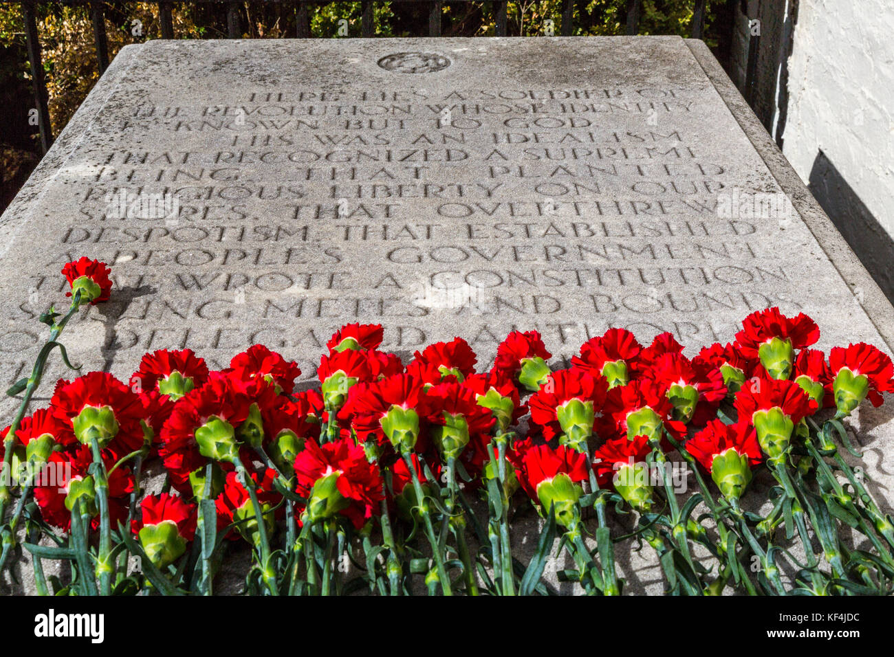 Alexandria, Virginia, USA.  Carnations on the Grave of the Unknown Soldier of the American Revolutionary War.  Presidents Day Ceremony, 2017. Stock Photo