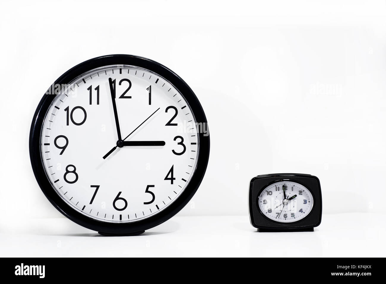 Daylight Saving Time. Wall Clock going to winter time Stock Photo Alamy