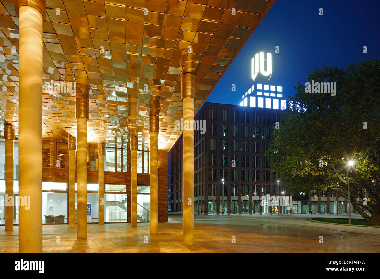 Dortmund, Nordrhein-Westfalen, Nachtaufnahme, beleuchteter Eingang zu einem Geschaeftshaus am Park der Partnerstaedte, Blick zum Zentrum fuer Kunst un Stock Photo
