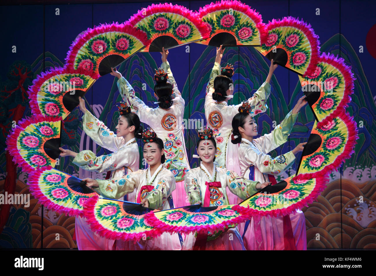 South Korea, Seoul, Korea House, Korean fan dance Stock Photo