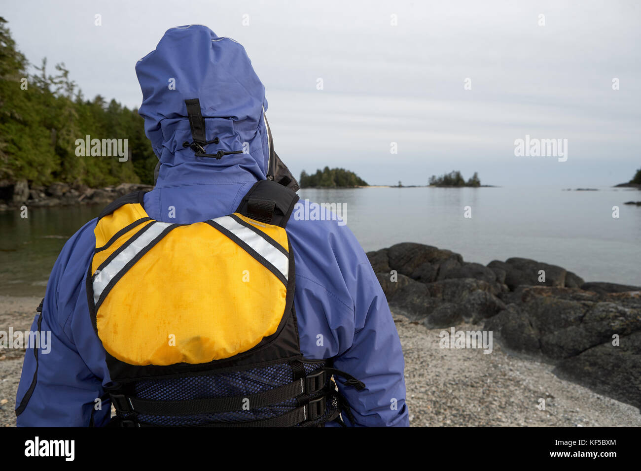 Person with yellow jacket hi-res stock photography and images - Alamy