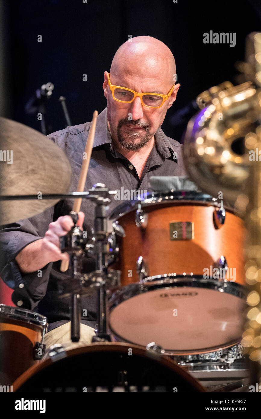 Enzo Zirilli solo's on drums with The Lowest Common Denominator, Scarborough Jazz festival, 2017 Stock Photo
