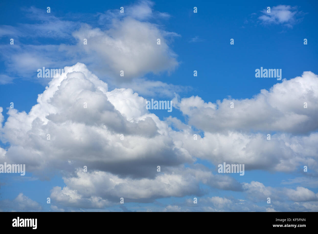 Blue summer sky white cumulus clouds background Stock Photo - Alamy