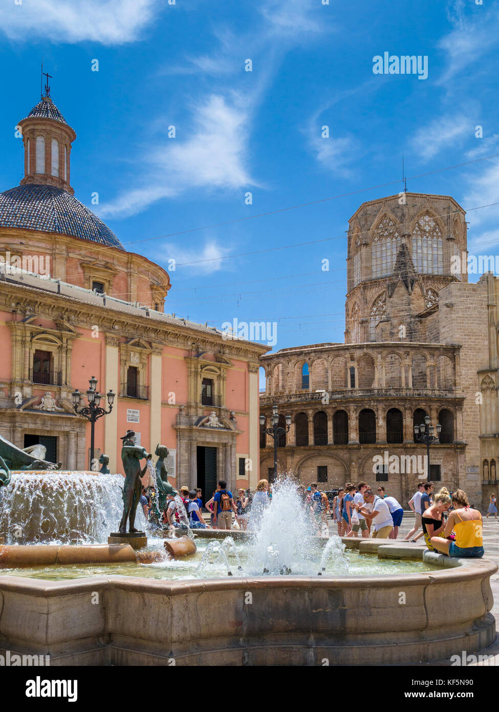 Turia fountain in la Plaza de la Virgen situated by the Cathedral (right) and  Basilica Virgen de los Desamparados (left), Valencia, Spain Stock Photo