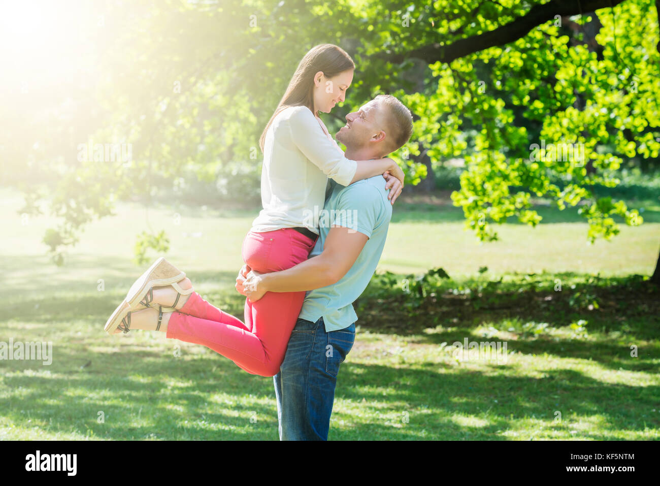 Man lifting girlfriend hi-res stock photography and images - Alamy