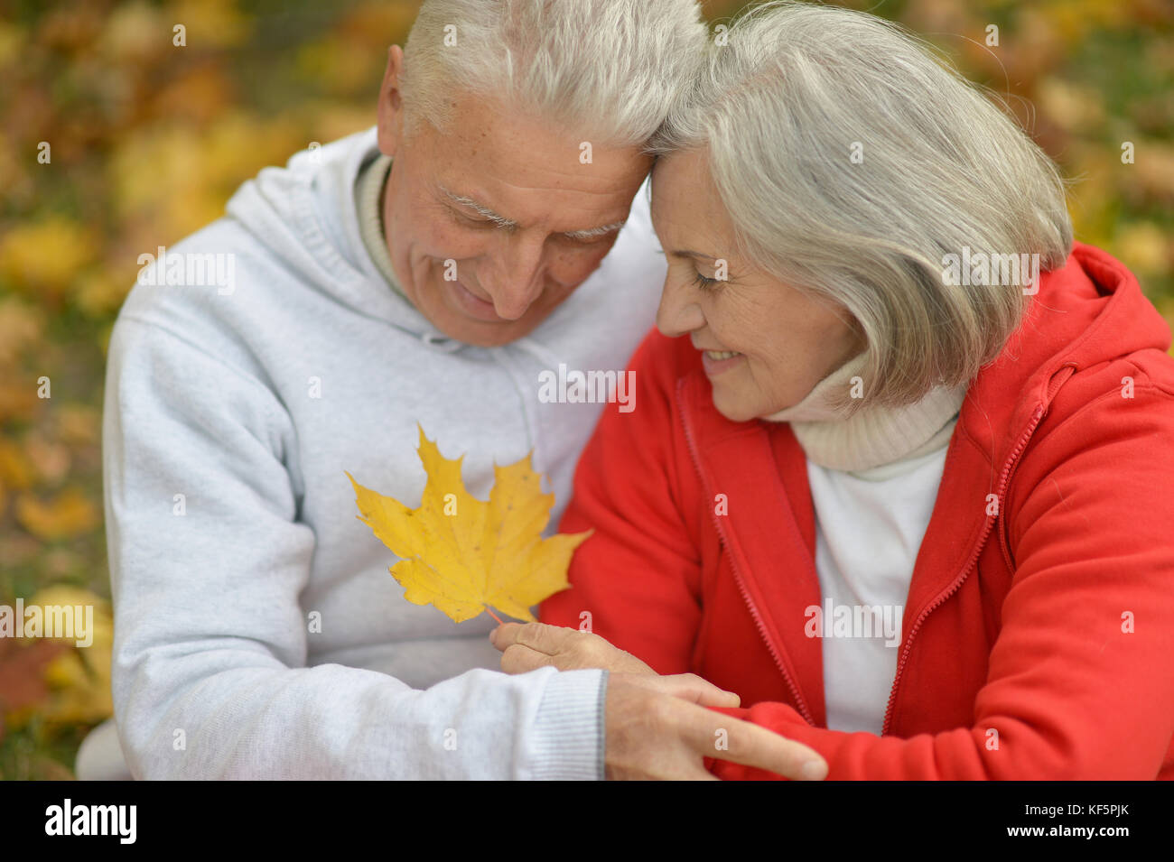 Senior couple relaxing in park Stock Photo - Alamy