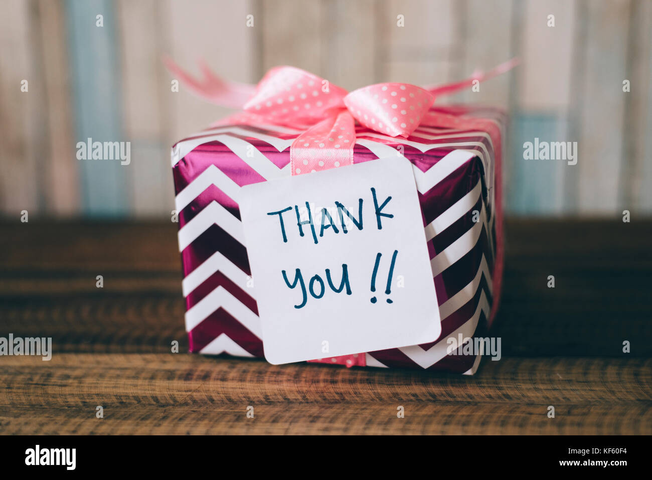 present / gift with a thank you note. handwritten thank you note on a gift / present. thank you card with copy space. Stock Photo
