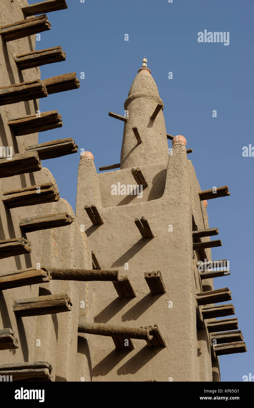 MALI Mopti , The Grand Mosque, an earthen structure built in the traditional Sudanese style between 1936 and 1943, is commonly called the Mosque of Komoguel. rebuild by Aga Khan Foundation, UNESCO world heritage /Grosse Moschee aus Lehm ist UNESCO Weltkulturerbe Stock Photo