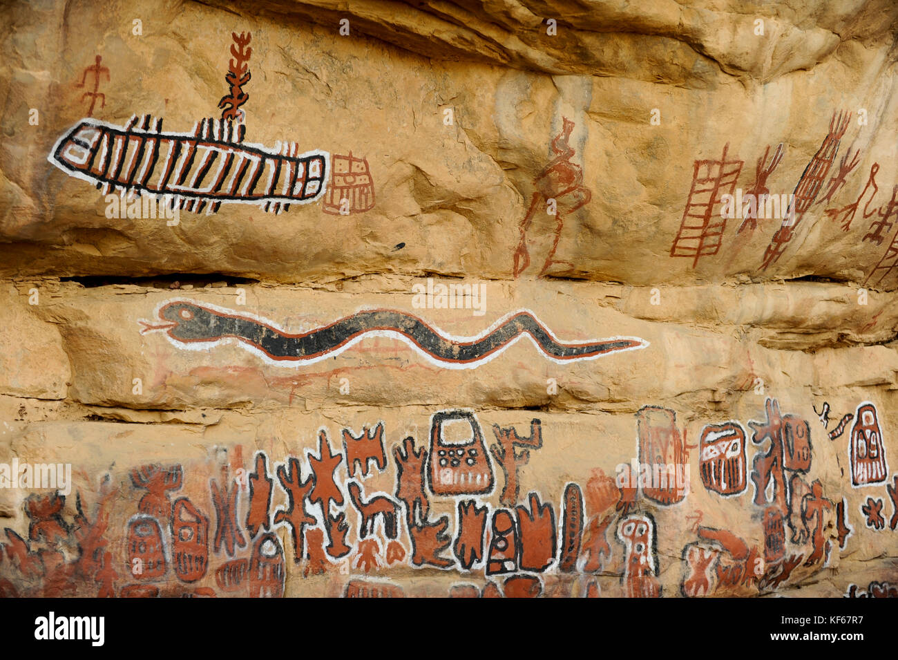 MALI Dogon Land , Dogon village Songho, painting on rock wall of sacred initialization site where circumcision rites are performed  / MALI, Dogon Dorf Songho, Wandbilder an Felswand des Initialisierungsplatzes der Dogon Stock Photo