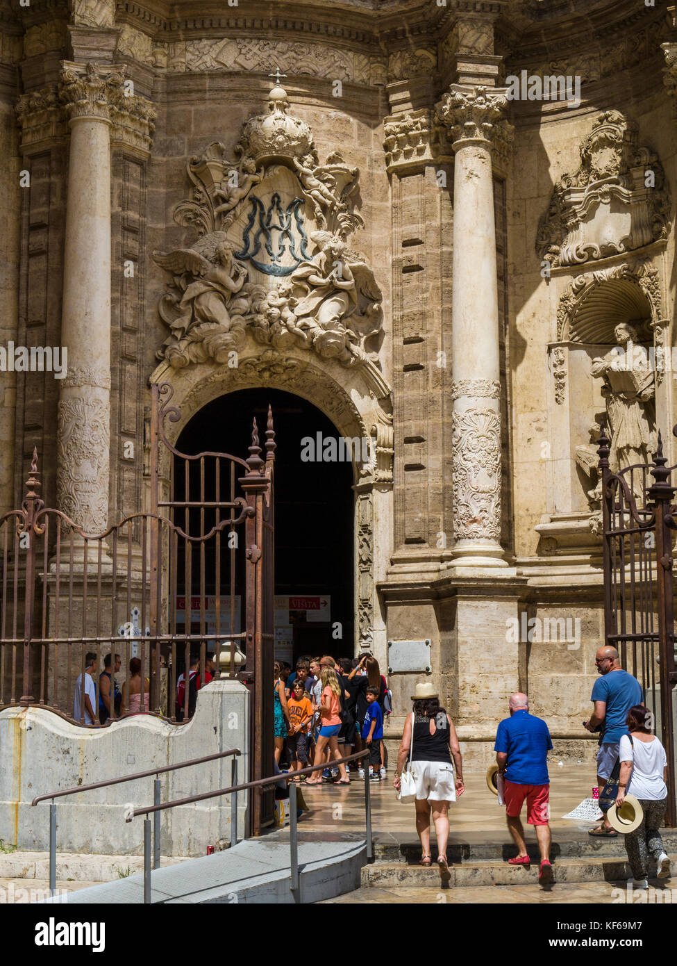Visitors entering Valencia Cathedral at the Puerta de los Hierros, the main entrance, Ciutat Vella, Valencia, Spain. Stock Photo
