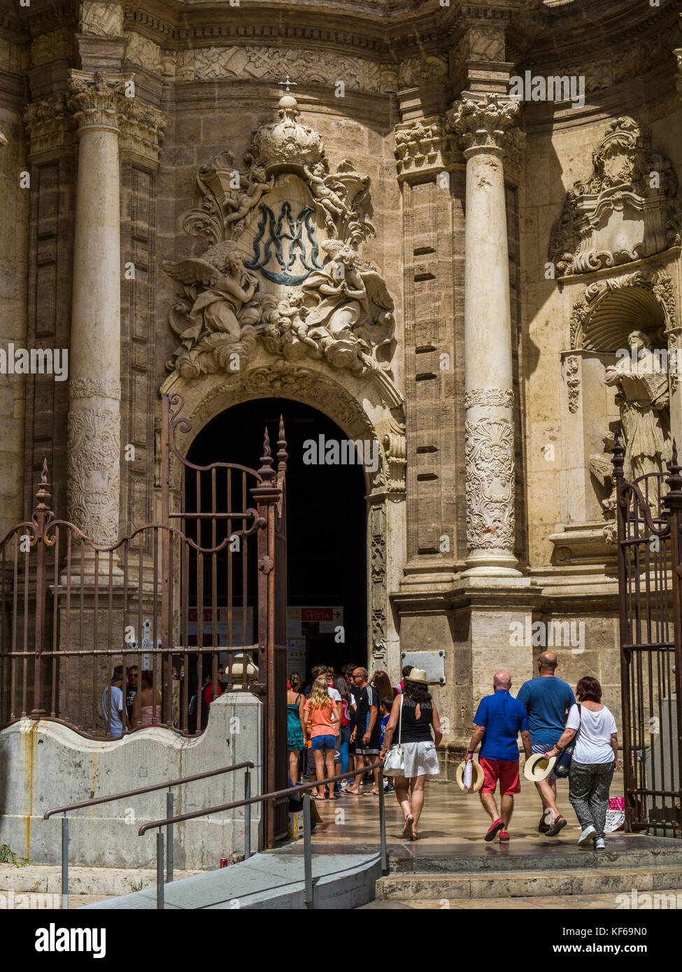 Visitors entering Valencia Cathedral at the Puerta de los Hierros, the main entrance, Ciutat Vella, Valencia, Spain. Stock Photo