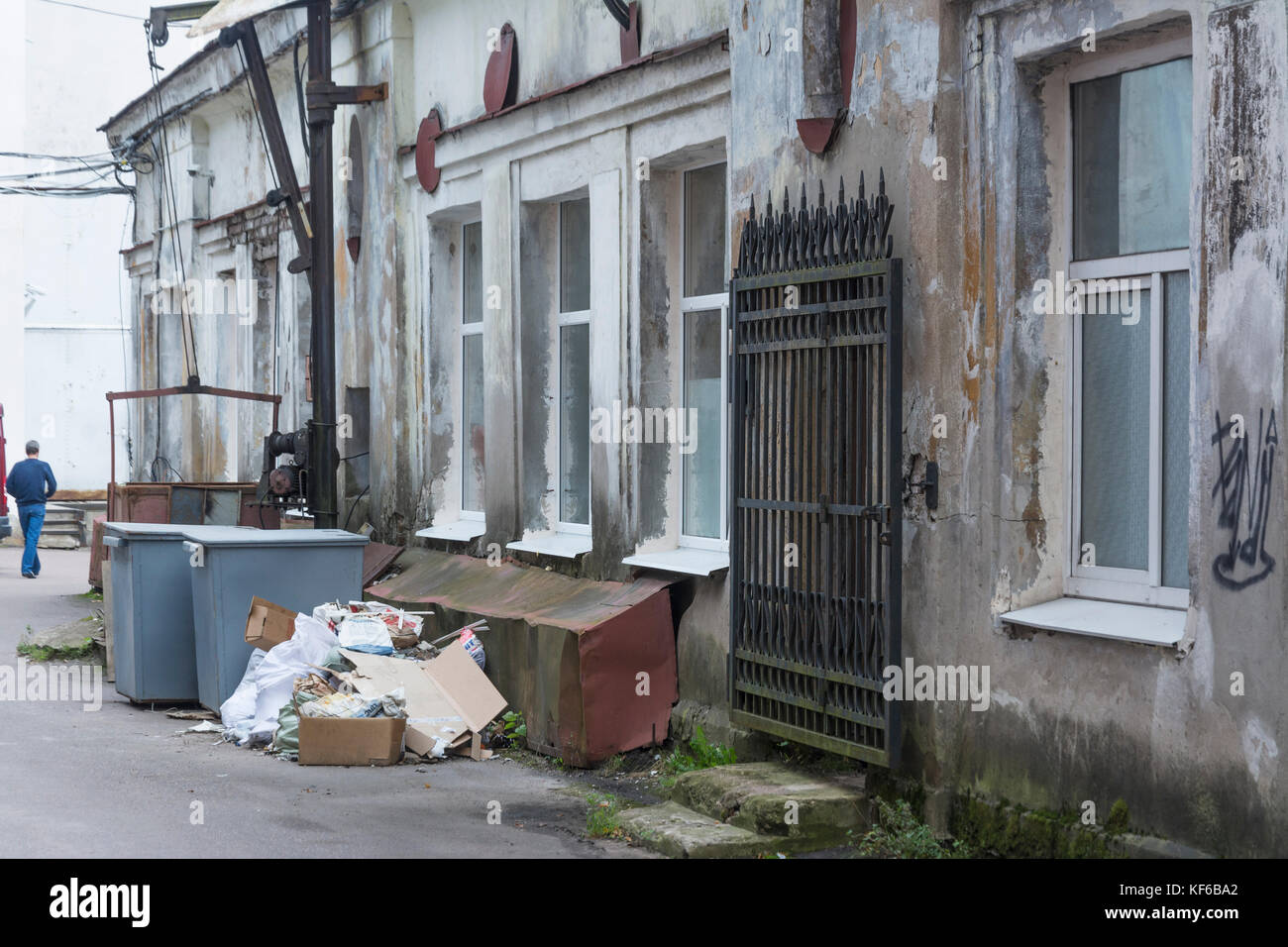 Trash bins at backyard in Russia Stock Photo Alamy