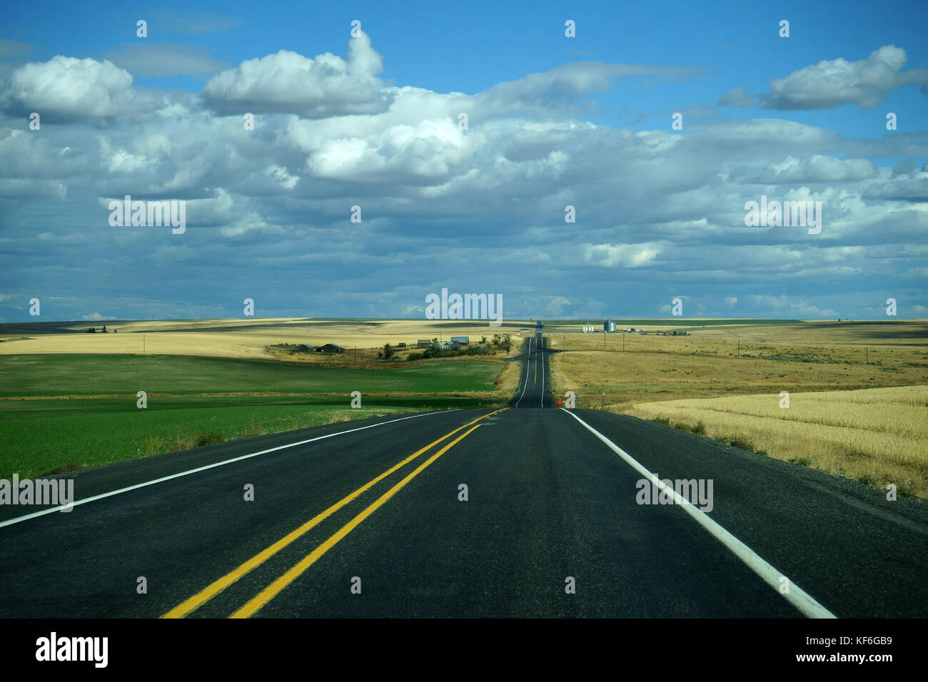 Farms and farmland along Highway Nr. 2 east of Wenatchee near Waterville, Washington State, USA Stock Photo