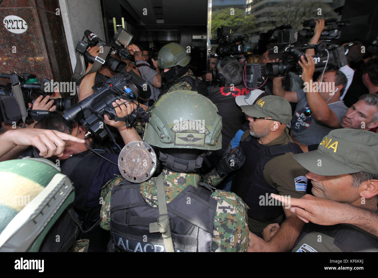 Buenos Aires, Buenos Aires, Argentina. 25th Oct, 2017. Detention of former Planning Minister Julio De Vido, accused in a corruption case. Agentes de GendarmerÃ-a raided la casa del ex ministro para arrestarlo, pero él no estaba allÃ-. While the operation was in his house, he appeared before a federal judge in the Courts. A group of neighbors celebrated the arrest. Credit: Claudio Santisteban/ZUMA Wire/Alamy Live News Stock Photo